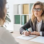 Un cabinet de recrutement comme ABC Conseil et Service, le coût des services peut être un frein, mais il s'agit d'un investissement stratégique.