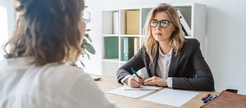 Un cabinet de recrutement comme ABC Conseil et Service, le coût des services peut être un frein, mais il s'agit d'un investissement stratégique.